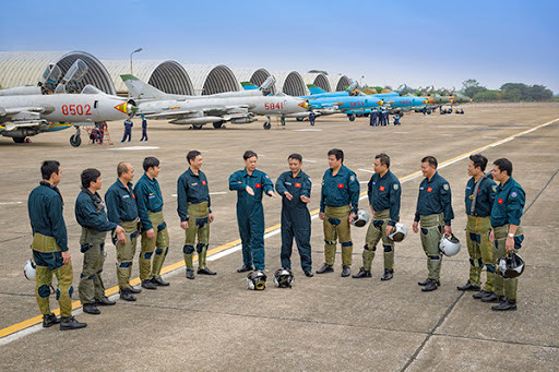 Với truyền thống vẻ vang của Không quân ta, việc nhanh chóng tiếp thu và phát triển các lối đánh mới, hiện đại trên thế giới là vô cùng cần thiết, giúp ta thích ứng tốt với các chuyển biến trên chiến trường, nắm bắt tốt ý định của địch cũng như đưa ra cách đối phó phù hợp trong thời đại tác chiến UAV đang nở rộ. Từ đó không làm Tổ quốc bị động, bất ngờ từ phía bầu trời, bảo vệ vững chứng hơn nữa chủ quyền quốc gia. Ảnh: Phi công tiêm kích Việt Nam thảo luận rút kinh nghiệm sau chuyến bay.