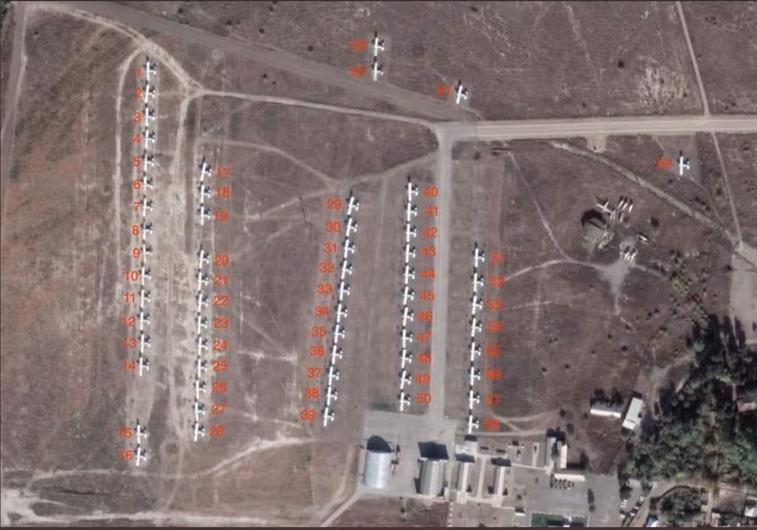 Đặc biệt, Thổ Nhĩ Kỳ đã giúp đỡ Azerbaijan nâng cấp số lượng lớn máy bay vận tải hạng nhẹ An-2 hai tầng cánh lỗi thời của mình trở thành các UAV cỡ lớn, có thể bay vào trinh sát trận địa đối phương. Đây là phương án cực kỳ hiệu quả và tiết kiệm chi phí, tạo chuyển biến lớn trên chiến trường. Ảnh: Số lượng lớn An-2 hoán cải thành UAV của Azerbaijan.