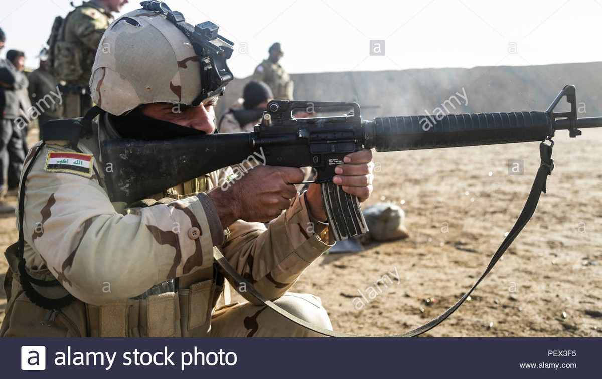 Lý do rất đơn giản, bởi vì đơn vị năng lượng của đạn cỡ nhỏ lớn hơn, đồng thời sơ tốc đầu nòng của nó cũng cao hơn đạn 7,62 mm, nên nó đương nhiên có thể dựa vào động năng của chính mình để xuyên qua lớp giáp của đối phương. Nhìn chung, đạn cỡ nhỏ có ưu điểm là trọng lượng nhẹ và khả năng xuyên phá tốt.