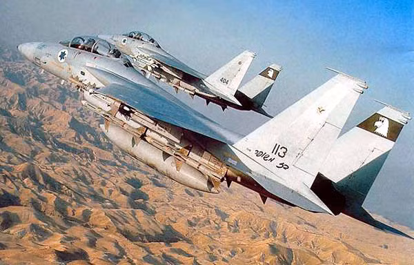 Nhưng kể từ khi có sự xuất hiện của tiêm kích thế hệ thứ tư, MiG-21 đã không đạt thành tích như ý. Ví dụ, trong trận không chiến năm 1982 tại thung lũng Bekaa, MiG-21 của Không quân Syria đã bị các máy bay chiến đấu F-15 và F-16 của Không quân Israel “đồ sát” không thương tiếc. Ảnh: Máy bay chiến đấu F-15 của Israel trong cuộc chiến tại thung lũng Bekaa - Nguồn: Wikipedia