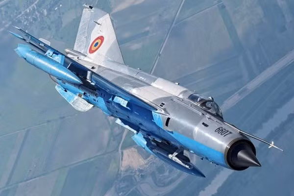 Trong hơn 60 năm qua, đã có hơn 20 biến thể của MiG-21, trong đó MiG-21 cải tiến của Trung Quốc là loại tốt nhất, tiếp theo là tiêm kích MiG-21 Lancer của Không quân Romania và tiêm kích MiG-21BIS UPG Bison của Ấn Độ. Ảnh: MiG-21 Lancer của Không quân Rumania - Nguồn: Wikipedia