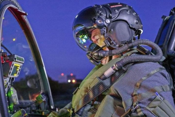 Trước hết, nguyên nhân đẩy giá của chiếc mũ bay dành cho phi công F-35 đắt như vậy, là do loại mũ bay này không phải sản xuất hàng loạt, mà sản xuất theo hình dáng đầu và khuôn mặt của từng phi công; đây là yếu tố đầu tiên bị xem là nguyên nhân đẩy giá thành lên cao.