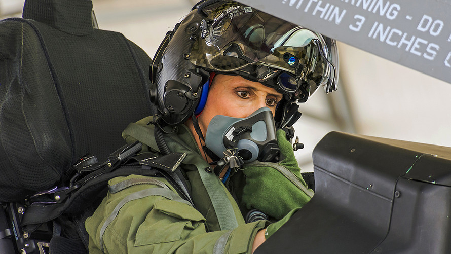 Thứ hai là mũ bay dành cho phi công lái F-35 được tích hợp những công nghệ cao nhất hiện nay, về vật liệu chế tạo cũng như công nghệ điện tử, đáp ứng tối đa yêu cầu chiến đấu. Tuy nhiên có một mặt trái đó là, nếu chẳng may mũ bay bị hỏng hoặc trục trặc, phi công sẽ mất cơ hội chiến đấu.