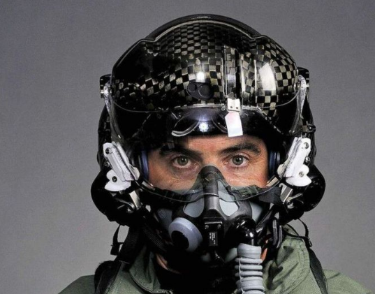 Do các phi công có hình dạng đầu và đặc điểm khuôn mặt khác nhau, nên mỗi chiếc mũ bảo hiểm F-35 đều được thiết kế riêng. Chỉ có thể sản xuất tùy chỉnh từng chiếc một, do đó nhà sản xuất mất lợi thế về chi phí, khi sản xuất hàng loạt.