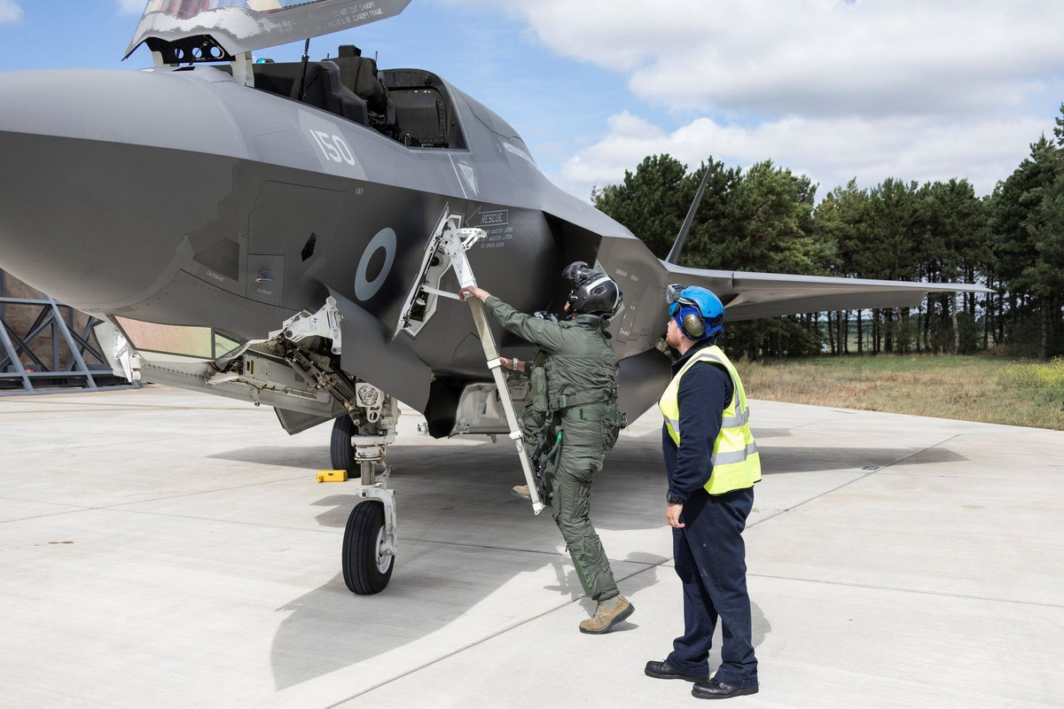 Thông qua camera và hệ thống cảm biến, phi công hoàn toàn có thể sử dụng những thông tin được hiển thị trên mũ bay, để nắm được tình hình bên ngoài của máy bay, chẳng hạn khi máy bay đang tiếp nhiên liệu trên không thì có thể nhìn thấy góc bay của máy bay; khi máy bay đang hạ cánh, có thể nhìn thấy khoảng cách giữa máy bay và mặt đất.