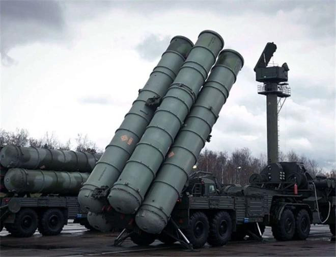 Với tính năng đặc biệt, S-400 có thể sử dụng 8 loại tên lửa khác nhau, cả tầm xa, tầm trung và tầm ngắn; với khả năng cơ động cao trên mọi địa hình, khả năng triển khai chiến đấu và thu hồi nhanh, rất phù hợp với chiến tranh hiện đại. Không quân Mỹ trước kia vốn đã e ngại lực lượng phòng không Iran, nếu có thêm S-400, máy bay Mỹ sẽ càng bị đe dọa hơn. Ảnh: Hệ thống phòng không S-400 do Nga sản xuất - Nguồn: Topwar