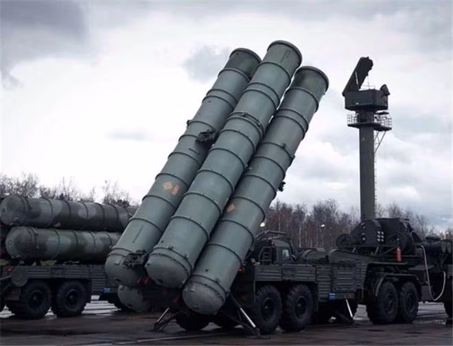 Với tính năng đặc biệt, S-400 có thể sử dụng 8 loại tên lửa khác nhau, cả tầm xa, tầm trung và tầm ngắn; với khả năng cơ động cao trên mọi địa hình, khả năng triển khai chiến đấu và thu hồi nhanh, rất phù hợp với chiến tranh hiện đại. Không quân Mỹ trước kia vốn đã e ngại lực lượng phòng không Iran, nếu có thêm S-400, máy bay Mỹ sẽ càng bị đe dọa hơn. Ảnh: Hệ thống phòng không S-400 do Nga sản xuất - Nguồn: Topwar
