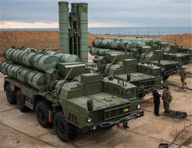 Hệ thống phòng không S-400 có thể chống lại các cuộc không kích đa mục tiêu trên toàn bộ vùng trời và có khả năng chống chế áp điện tử của đối phương rất mạnh; đây cũng là loại vũ khí được nhiều quốc gia quan tâm, Ấn Độ, Thổ Nhĩ Kỳ và Trung Quốc đều đã mua loại tên lửa này. Ảnh: Hệ thống phòng không S-400 do Nga sản xuất - Nguồn: Topwar