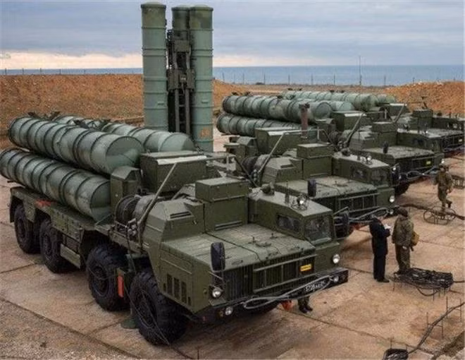 Hệ thống phòng không S-400 có thể chống lại các cuộc không kích đa mục tiêu trên toàn bộ vùng trời và có khả năng chống chế áp điện tử của đối phương rất mạnh; đây cũng là loại vũ khí được nhiều quốc gia quan tâm, Ấn Độ, Thổ Nhĩ Kỳ và Trung Quốc đều đã mua loại tên lửa này. Ảnh: Hệ thống phòng không S-400 do Nga sản xuất - Nguồn: Topwar