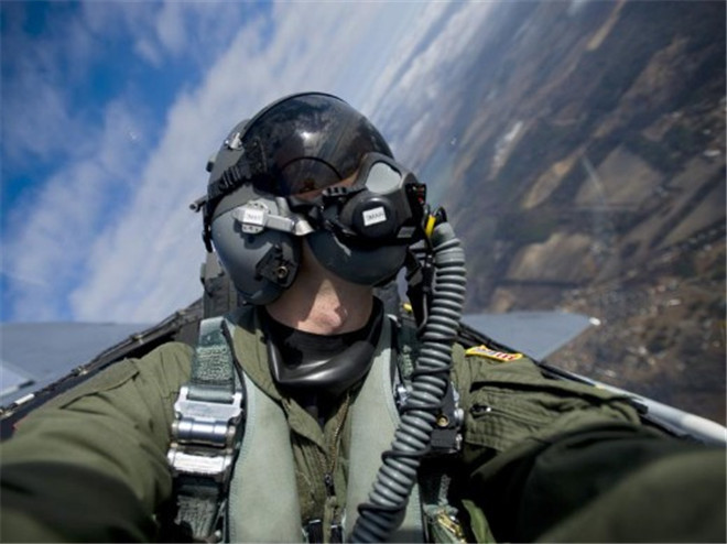 Với việc nâng cấp các loại vũ khí, nhất là vũ khí phòng không, các hoạt động của Mỹ gần eo biển Hormuz sẽ khó khăn hơn và các máy bay chiến đấu sẽ không còn có thể tiến hành ra vào trinh sát không phận Iran, giống một cuộc "đi dạo" như trước. Ảnh: Phi công F-22 của Mỹ - Nguồn: Sina