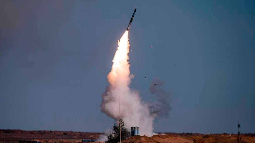 Trước những phản ứng gay gắt của NATO và Mỹ về việc Thổ Nhĩ Kỳ thử nghiệm các hệ thống phòng không S-400 tại thị trấn Sinop trên Biển Đen, Tổng thống Thổ Nhĩ Kỳ Recep Tayyip Erdogan nhấn mạnh rằng, Ankara sẽ không tổ chức bất kỳ cuộc tham vấn nào với Mỹ về các cuộc thử nghiệm hệ thống phòng không. Ảnh: S-400 khai hỏa trong cuộc tập trận quân sự Caucasus-2020 - Nguồn: AFP