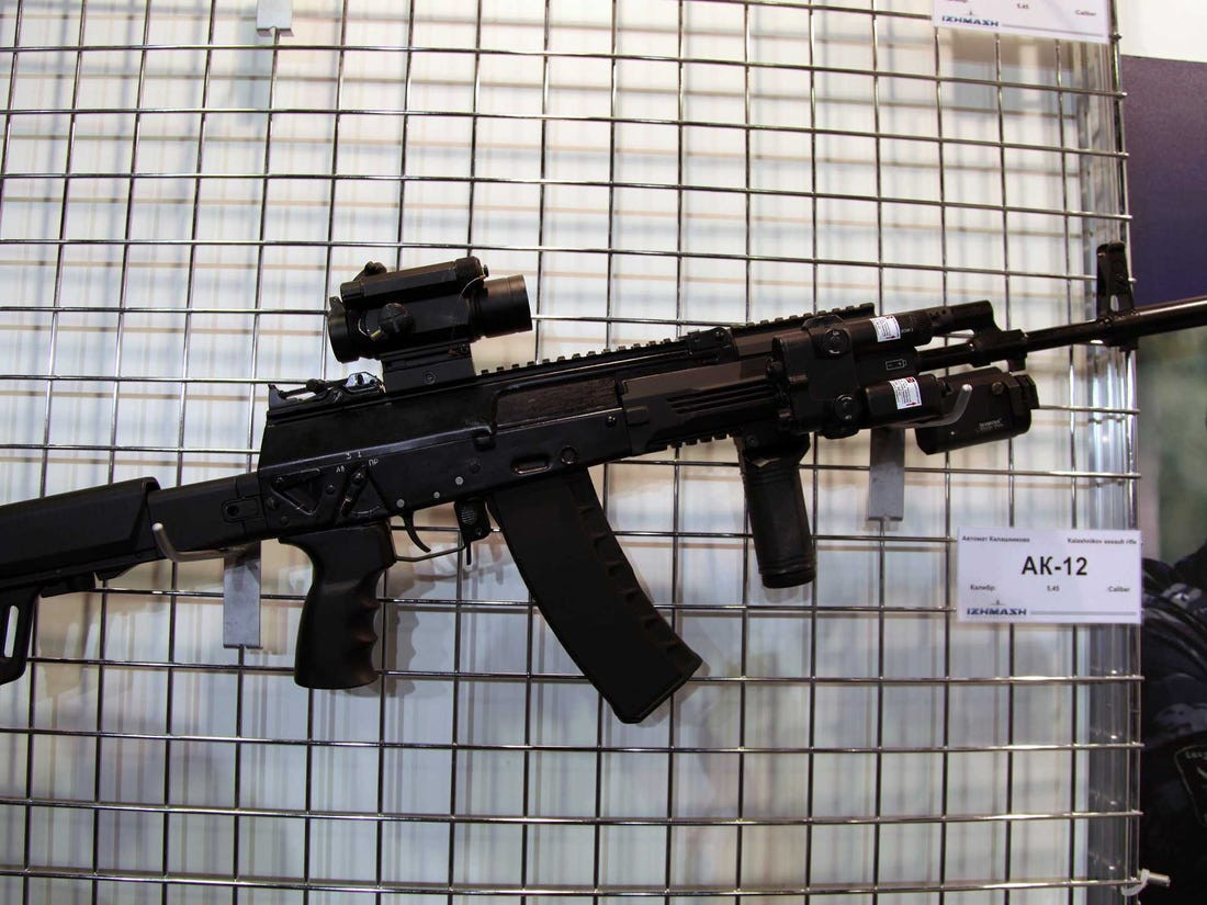 AK-12 có trọng lượng 3,3 kg, dài 943 mm và nòng dài 415 mm. Nó có thể bắn bốn loại đạn dùng cho các loại súng bộ binh gồm: AK-47/AKM (7,62x39mm), M-16 (5,56x45mm), AK-74 (5,45x39mm) hoặc đạn súng trường/súng máy NATO (7,62x51mm). AK-12 cũng có thể sử dụng hộp tiếp đạn AK-47/AKM khi bắn loại đạn 7,62x39mm. Ảnh: Tiểu liên AK-12 - Nguồn: Wikipedia.