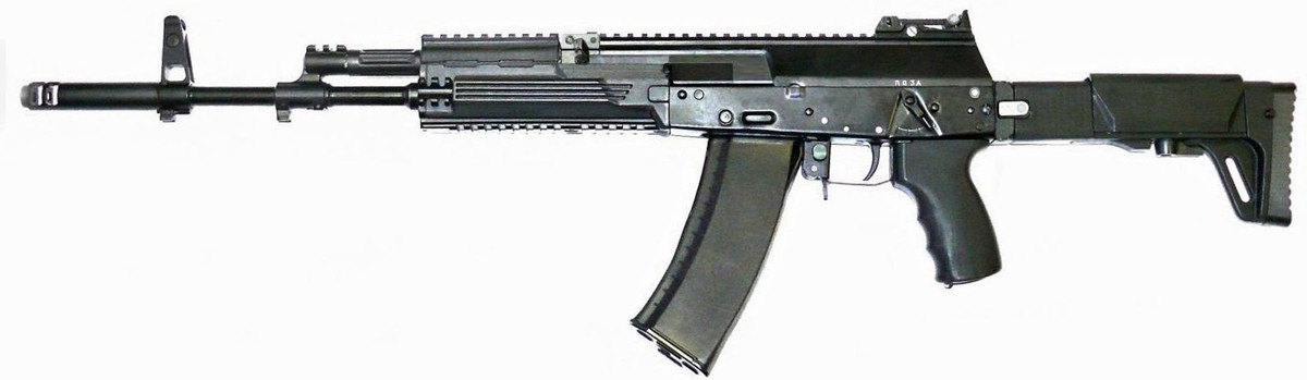 AK-12 là vũ khí bộ binh mới nhất của Nga, nhưng thực tế là bản nâng cấp của gia đình AK-47, chứ không phải là phiên bản phát triển mới hoàn toàn. AK-12 sử dụng rất nhiều nguyên tắc thiết kế cơ bản của AK-47, nhưng bổ sung thêm nhiều tính năng mới vốn phổ biến ở súng trường tấn công phương Tây. Ảnh: Súng tiểu liên AK-12 - Nguồn: Wikipedia.