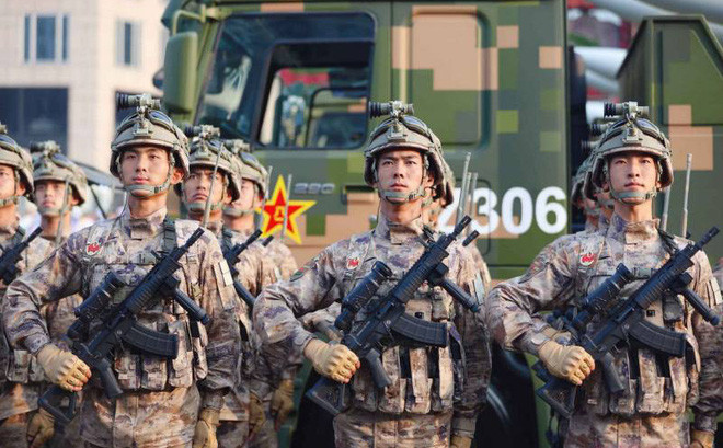 Trung Quốc là quốc gia ngoài Liên Xô/Nga sản xuất và trang bị nhiều súng tiểu liên AK nhất. Trong những năm 1950 Trung Quốc đã nhập súng AK-47 và tự chế tạo thành súng tiểu liên Kiểu 56. Kể từ đó, Trung Quốc đã sản xuất ít nhất 10 triệu khẩu. Nhưng hiện nay Trung Quốc không dùng AK-47 nữa, mà phát triển loại súng sử dụng đạn 5,58 mm của riêng họ. Ảnh: Binh lính Trung Quốc với súng QBZ-191 trong Lễ duyệt binh ngày 01/10/2019 - Nguồn: Sina
