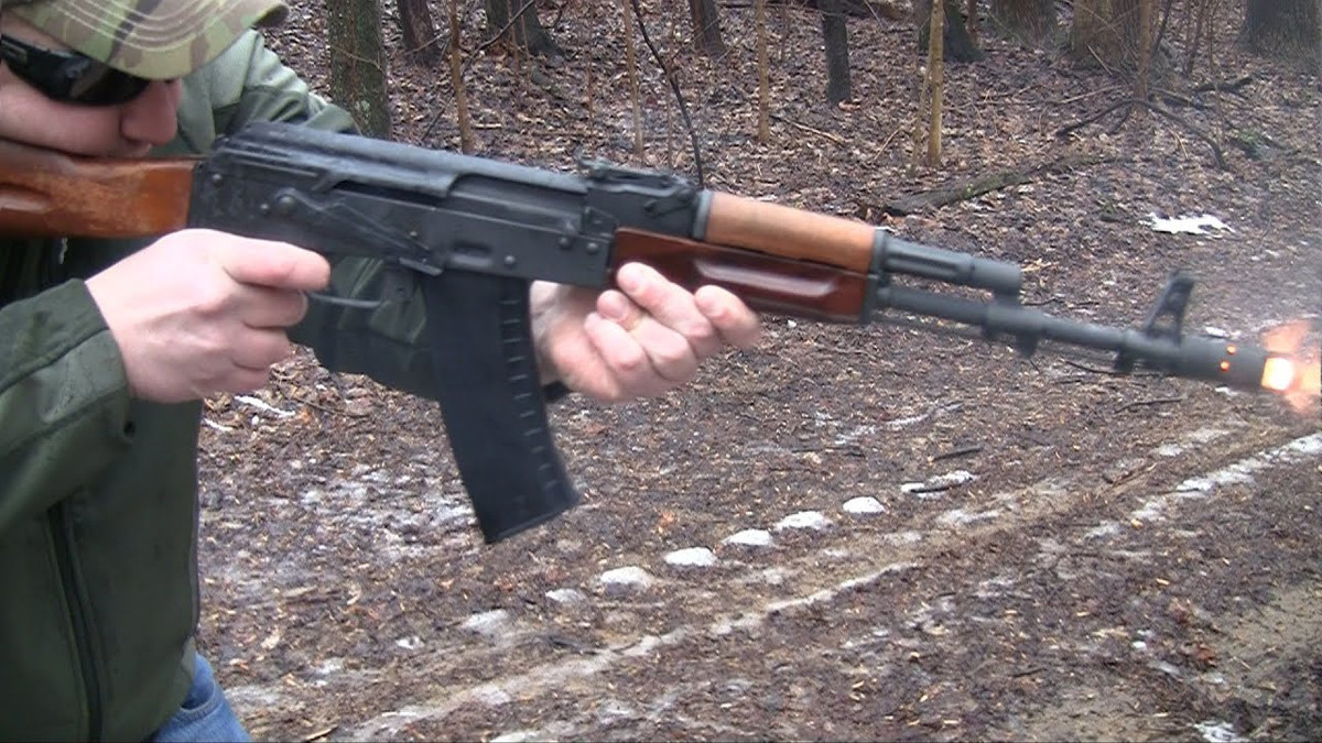 Các nhà lãnh đạo Quân đội Nga không ngăn cản sự phát triển của AK-12 (còn gọi là AK-200). Đồng thời, AK-74M cải tiến được phát triển vào năm 1991 và vẫn được sử dụng cho đến ngày nay. Khoảng 5 triệu khẩu AK-74M đã được sản xuất trước khi Chiến tranh Lạnh kết thúc năm 1991.