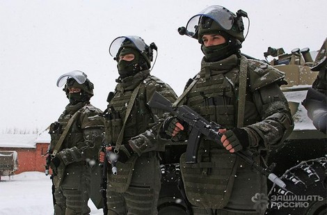 Không giống như Mỹ, Nga sử dụng tiểu liên AK-12 như một phần trang bị của Ratnik. Có nhiều ý kiến phản đối AK-12 trong chỉ huy cấp cao của Nga; nhưng ở cấp dưới, đã đề nghị thay đổi súng AK-74, để đáp ứng yêu cầu chiến tranh hiện đại.