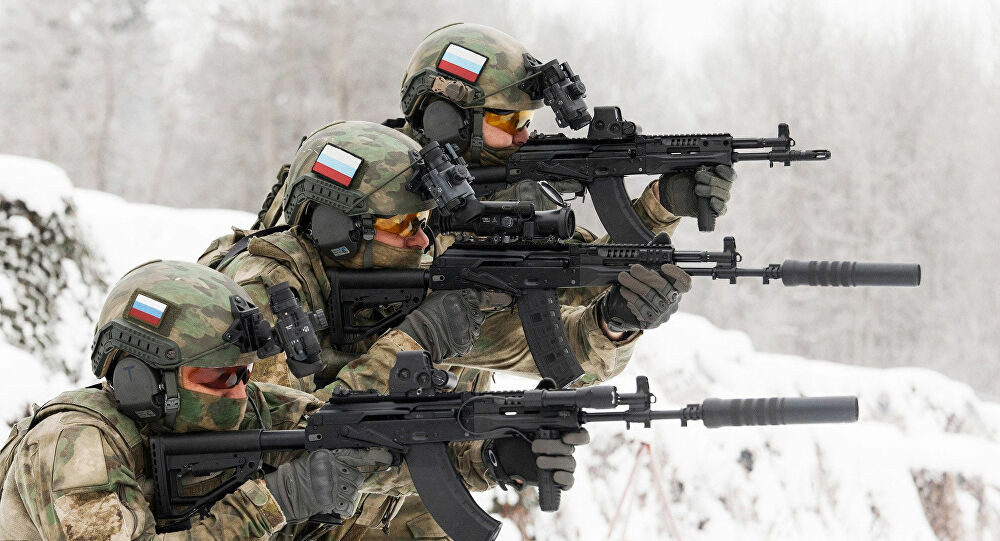 Theo các nhà kỹ thuật, AK-12 không phải là vũ khí tốt nhất cho hệ thống Ratnik, một phần vì nhu cầu của Nga đối với khẩu AK mới không phải là cấp thiết. Năm 2011, Nga đã ngừng mua AK-74, vì họ đã có sẵn 10 triệu khẩu AK (hầu hết là các mẫu AK-47 và AKM), và chỉ có 1 triệu quân nhân tại ngũ (số lượng dự bị cũng tương đương) nên việc tiếp tục mua súng là một sự lãng phí. Ảnh: Tiểu liên AK-12 - Nguồn: Wikipedia.