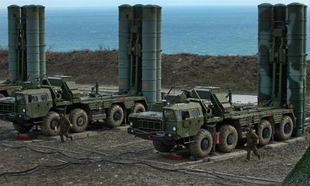 Các hệ thống phòng không S-400 mới và nâng cấp này, là mối đe dọa lớn đối với máy bay chiến đấu và ném bom tàng hình thế hệ thứ năm của quân đội Mỹ. Theo đánh giá, mối nguy hiểm thực sự của S-400 nâng cấp có thể nằm ở tốc độ xử lý máy tính và khả năng chia sẻ thông tin mạng. Ảnh: Hệ thống phòng không S-400 - Nguồn: Wikipedia.
