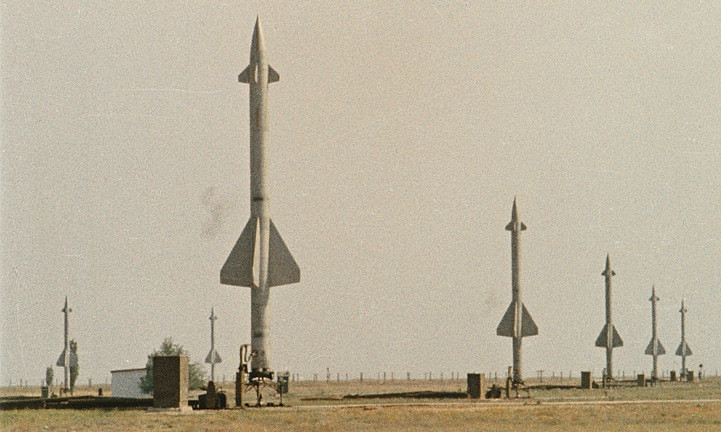 S-25 Berkut được coi là hệ thống phòng không uy lực nhất thế giới ở thời điểm đó, nhưng nó cũng tồn tại hàng loạt điểm yếu. Radar và bệ phóng của tên lửa được bố trí cố định, không có khả năng cơ động, kết cấu trận địa dạng xương cá dễ bị phát hiện bởi máy bay trinh sát tầm cao hoặc vệ tinh do thám, có nguy cơ bị đối phương tập kích tiêu diệt.