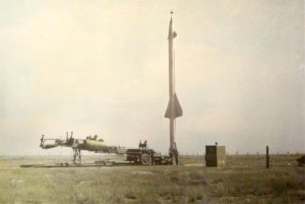 Các nhà thiết kế còn đề xuất phương án tích hợp máy bay đánh chặn G-400 (được phát triển từ máy bay chiến lược Tu-4 và trang bị tên lửa đối không G-300), cùng máy bay cảnh báo sớm D-500 vào tổ hợp “Đại bàng vàng”. Tuy nhiên, giải pháp này bị loại bỏ sau nhiều đợt thử nghiệm.