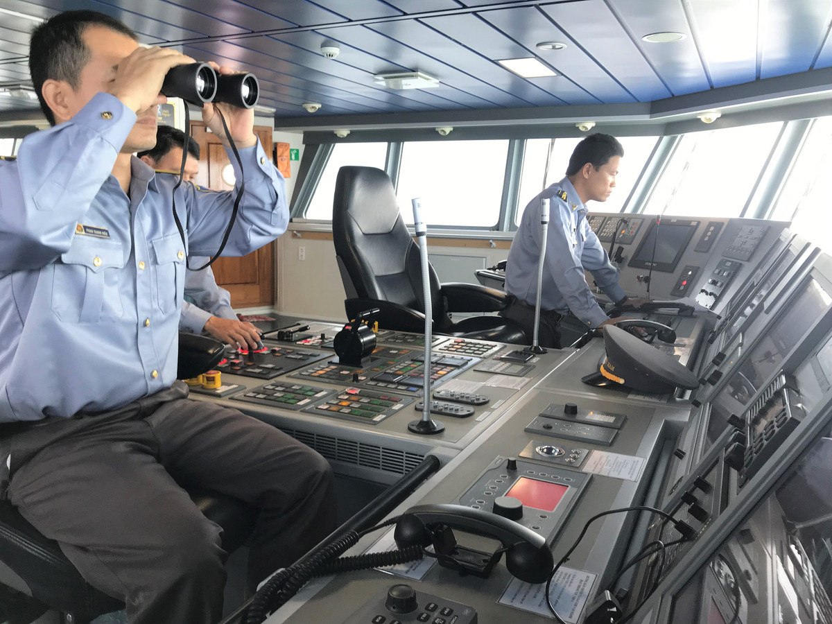 Có thể thấy rằng, Quân chủng Hải quân đã nhanh chóng có những biện pháp tìm kiếm cứu hộ, cứu nạn kịp thời để có thể đảm bảo ở mức cao nhất tính mạng của nhân dân, bất chấp tình hình thời tiết biển hiện nay là vô cùng phức tạp nhưng vẫn huy động lực lượng kịp thời ứng cứu, xuất phát nhanh. Hi vọng trong thời gian sắp tới, các lực lượng của ta sẽ nhanh chóng tiếp cận và thực hiện thành công các biện pháp nghiệp vụ để đưa ngư dân về đất liền. Ảnh: Quan sát tìm kiếm mục tiêu trên biển của tàu Kiểm ngư. Ảnh: Minh họa.