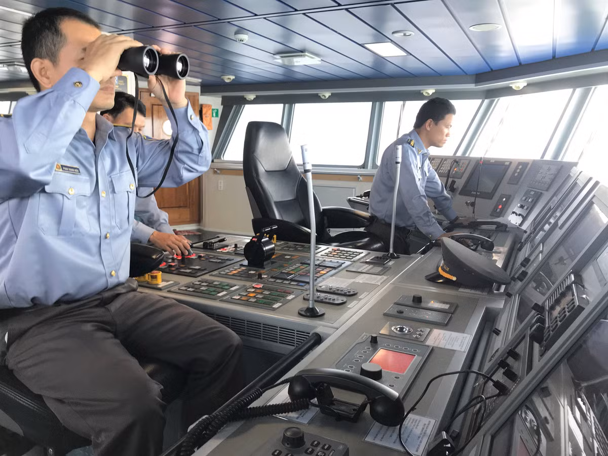 Có thể thấy rằng, Quân chủng Hải quân đã nhanh chóng có những biện pháp tìm kiếm cứu hộ, cứu nạn kịp thời để có thể đảm bảo ở mức cao nhất tính mạng của nhân dân, bất chấp tình hình thời tiết biển hiện nay là vô cùng phức tạp nhưng vẫn huy động lực lượng kịp thời ứng cứu, xuất phát nhanh. Hi vọng trong thời gian sắp tới, các lực lượng của ta sẽ nhanh chóng tiếp cận và thực hiện thành công các biện pháp nghiệp vụ để đưa ngư dân về đất liền. Ảnh: Quan sát tìm kiếm mục tiêu trên biển của tàu Kiểm ngư. Ảnh: Minh họa.