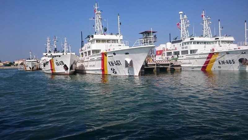 Với những ưu thế về khả năng bám biển dài ngày và sức chịu đựng sóng gió tốt, đồng thời tàu được thiết kế chuyên biệt cho nhiệm vụ tuần tra, tìm kiếm và cứu hộ cứu nạn, cùng với khoang tàu rộng có thể tiếp nhận nhiều ngư dân nên KN-750 thường được sử dụng trong các nhiệm vụ khẩn cấp, ứng phó thiên tai, trực trọng điểm và tham gia đấu tranh xua đuổi tàu nước ngoài xâm phạm vùng biển nước ta. Ảnh: Đội hình tàu KN-750 của Chi đội Kiểm ngư số 4.