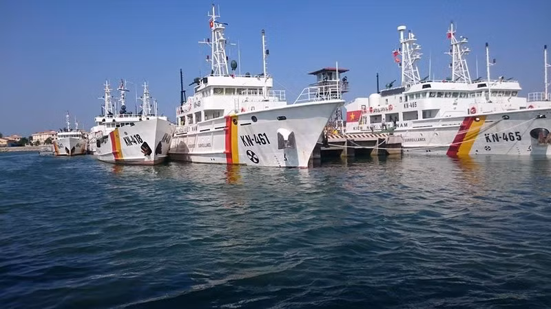 Với những ưu thế về khả năng bám biển dài ngày và sức chịu đựng sóng gió tốt, đồng thời tàu được thiết kế chuyên biệt cho nhiệm vụ tuần tra, tìm kiếm và cứu hộ cứu nạn, cùng với khoang tàu rộng có thể tiếp nhận nhiều ngư dân nên KN-750 thường được sử dụng trong các nhiệm vụ khẩn cấp, ứng phó thiên tai, trực trọng điểm và tham gia đấu tranh xua đuổi tàu nước ngoài xâm phạm vùng biển nước ta. Ảnh: Đội hình tàu KN-750 của Chi đội Kiểm ngư số 4.