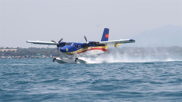 Chiều cùng ngày, tức 28/20, Quân chủng Hải quân điều thêm thủy phi cơ DHC-6 mang số hiệu 772 của Lữ đoàn Không quân Hải quân 954 nhận nhiệm vụ bay cứu hộ, trinh sát, chỉ thị mục tiêu cho các tàu mặt nước tìm kiếm 2 tàu cá ngư dân Bình Định mất tích và một tàu cá đang cần cứu hộ khẩn cấp. Sau 90 phút thực hiện nhiệm vụ, thủy phi cơ đã quay trở lại Cam Ranh an toàn. Ảnh: Thủy phi cơ DHC-6 của Hải quân Việt Nam.