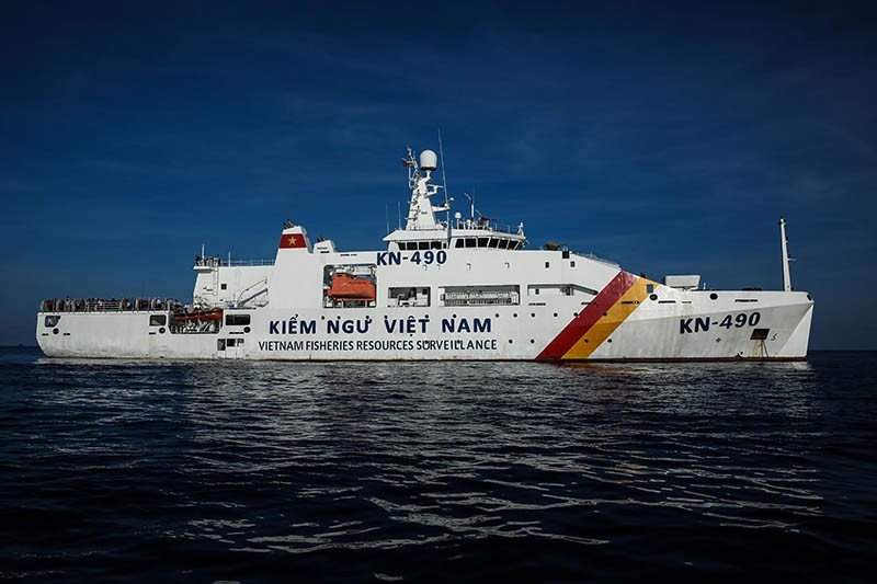 Đến 9 giờ 30 phút sáng ngày 28/10, Quân chủng Hải quân tiếp tục tăng cường tàu tuần tra đa năng KN-490 tham gia quá trình tìm kiếm cứu nạn, hỗ trợ các tàu đang làm nhiệm vụ. Hiện nay, các tàu của ta đã liên lạc được với tàu cá BĐ 98658TS với 12 thuyền viên để hướng dẫn và hỗ trợ, đồng thời xác định tọa độ, nhanh chóng sẽ tiếp cận được trong thời gian tới. Ảnh: Tàu KN-490 của Chi đội Kiểm ngư số 4.