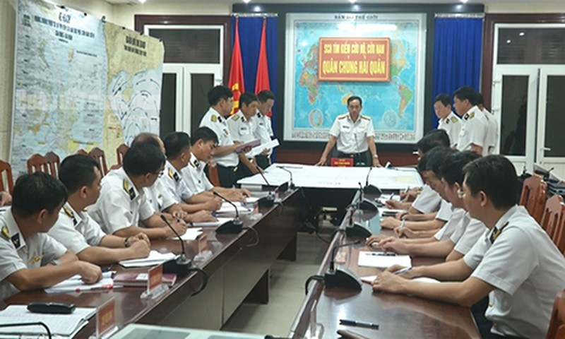 Nhận được thông báo cứu hộ của ngư dân, Quân chủng Hải quân đã nhanh chóng có phương án tìm kiếm cứu nạn, huy động lực lượng tại chỗ ứng phó nhanh của Vùng 4 Hải quân, Chi đội Kiểm ngư 4 và Không quân Hải quân thực hiện nhiệm vụ. Ngay trong đêm ngày 27/10, hai tàu Kiểm ngư KN-467 và KN-473 của Vùng 4 Hải quân đã cơ động lên đường tham gia công tác cứu hộ. Ảnh: Chuẩn đô đốc Trần Thanh Nghiêm - Tư lệnh Quân chủng Hải quân trực tiếp chỉ đạo công tác cứu hộ tại Sở chỉ huy tiền phương mới thành lập ở Cam Ranh - Nguồn: QĐND.