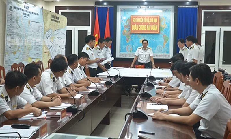 Nhận được thông báo cứu hộ của ngư dân, Quân chủng Hải quân đã nhanh chóng có phương án tìm kiếm cứu nạn, huy động lực lượng tại chỗ ứng phó nhanh của Vùng 4 Hải quân, Chi đội Kiểm ngư 4 và Không quân Hải quân thực hiện nhiệm vụ. Ngay trong đêm ngày 27/10, hai tàu Kiểm ngư KN-467 và KN-473 của Vùng 4 Hải quân đã cơ động lên đường tham gia công tác cứu hộ. Ảnh: Chuẩn đô đốc Trần Thanh Nghiêm - Tư lệnh Quân chủng Hải quân trực tiếp chỉ đạo công tác cứu hộ tại Sở chỉ huy tiền phương mới thành lập ở Cam Ranh - Nguồn: QĐND.