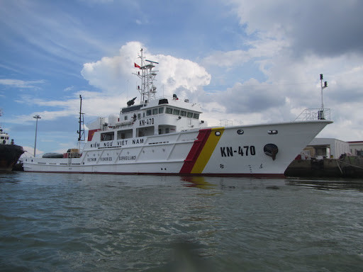 Theo số hiệu, Tàu KN-467 và KN-473 là các tàu tuần tra đa năng thuộc lớp KN-750 do Việt Nam tự thiết kế, chế tạo với số lượng lên tới 50 chiếc, trong đó Chi đội Kiểm ngư số 4 đóng tại Cam Ranh chịu trách nhiệm quản lý vùng biển miền Nam Trung bộ và quần đảo Trường Sa hiện đang được biên chế khoảng 16 tàu loại này. Đây cũng chính là lực lượng tàu có năng lực nhất, xương sống chủ lực của Kiểm ngư Việt Nam trong thời điểm hiện nay. Ảnh: Một tàu KN-750 của Chi đội Kiểm ngư số 4.