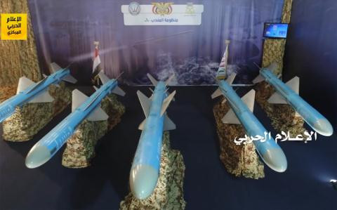 Trên thực tế, với sự mở rộng ảnh hưởng ra nước ngoài của Iran, vũ khí của Iran, đặc biệt là vũ khí công nghệ cao, đã có mặt ở nhiều khu vực ở Trung Đông. Nhất là các nhóm vũ trang như Hezbollah tại Liban, Hauthi tại Yemen, Quân đội của chính phủ Syria Bashar al-Assad…đều trang bị vũ khí do Iran sản xuất. Ảnh: Tên lửa của lực lượng vũ trang Hauthi ở Yemen nghi có nguồn gốc từ Iran - Nguồn: Tasnim