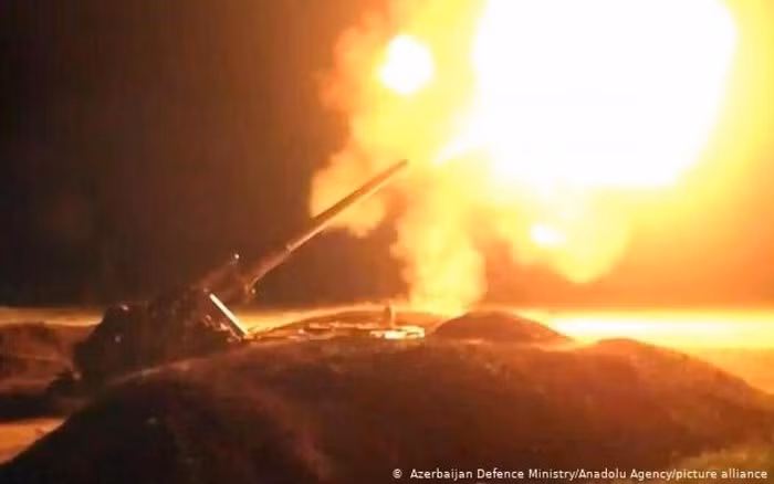 Từ trước đến nay, Armenia dám đương đầu với Azerbaijan vì lý do có sự "chống lưng" mạnh mẽ từ phía Nga, và thậm chí Nga còn có hai căn cứ quân sự tại Armenia; nhưng đến thời điểm hiện tại, hai căn cứ quân sự này vẫn chưa thấy động tĩnh gì. Ảnh: Pháo binh của Armenia nã đạn về phía Azerbaijan - Nguồn: Sina