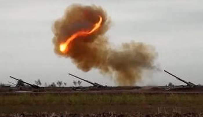 Vùng đất Nagorno-Karabakh là nơi xảy ra tranh chấp, thuộc lãnh thổ Azerbaijan nhưng do người sắc tộc Armenia nắm quyền điều hành. Vì vùng lãnh thổ này, Armenia và Azerbaijan đã có chiến tranh trong thời gian từ năm 1988 đến năm 1994 và cuối cùng đã đạt được lệnh ngừng bắn. Ảnh: Pháo binh hạng nặng của Azerbaijan nã đạn về phía Armenia - Nguồn: Sina