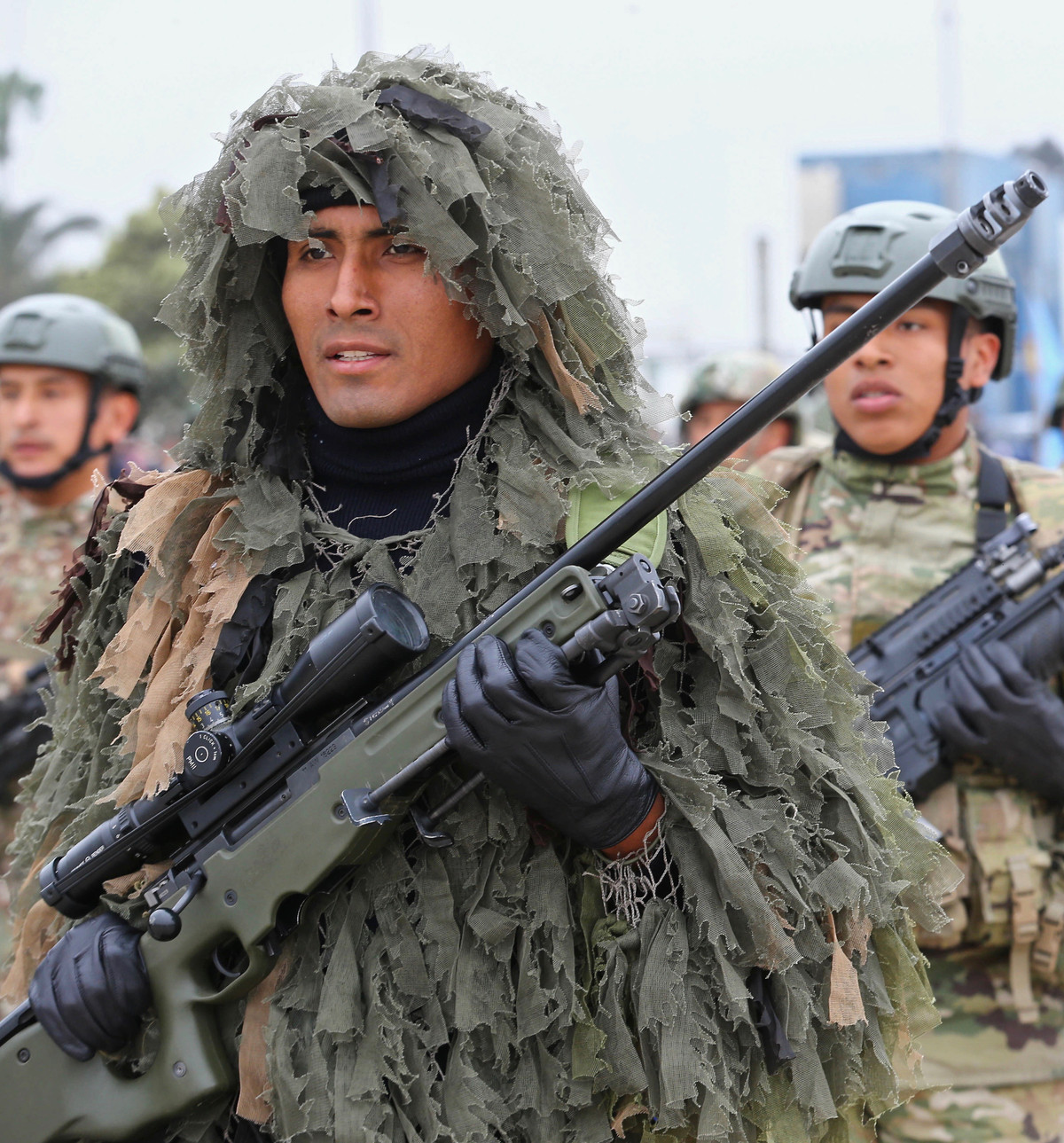 AW50 nặng 13,5 kg (bao gồm tất cả các phụ kiện, nhưng hộp tiếp đạn không lắp đạn). Báng súng có một hệ thống đệm thủy lực, vì vậy độ giật được giảm bớt, đồng thời làm tăng độ chính xác và dễ sử dụng. Súng sử dụng thiết kế nòng "treo". Hộp tiếp đạn 5 viên có thể tháo rời, thân súng làm bằng nhôm đặc biệt.