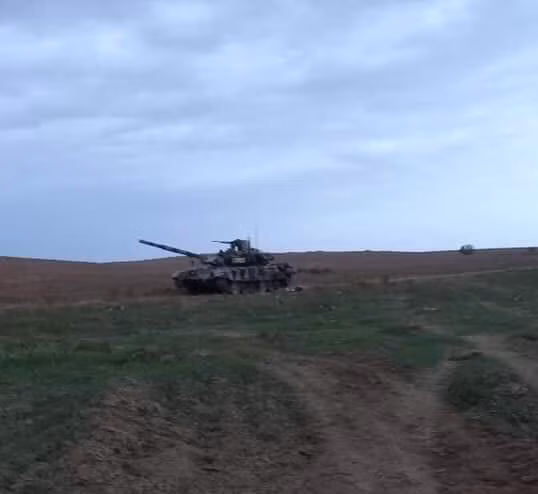 Những chiếc xe tăng T-90S này nằm trong số khoảng 100 xe tăng T-90S mà Azerbaijan đã nhập khẩu từ Nga theo hợp đồng ký kết năm 2011. Sự chiến đấu thiếu hiệu quả và thiệt hại nặng nề của tăng - thiết giáp Azerbaijan với con số bị tiêu diệt tính đến nay là hơn 200 do Armenia cung cấp đã khiến cho Baku phải cấp tốc bổ sung các xe tăng chiến đấu chủ lực hiện đại nhất của mình ra chiến trường để thay đổi cán cân, giành lại lợi thế. Tuy nhiên tình hình chẳng khá hơn là bao khi chưa lâu sau đó, hai chiếc đã bị bắt sống. Ảnh: Chiếc xe tăng T-90S thứ hai mà Armenia bắt giữ.