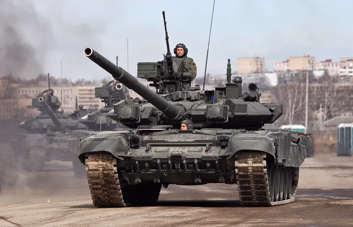 Một số điểm nổi bật của T-90A/S có thể kể đến như sau: Xe tăng sử dụng giáp phản ứng nổ Kontakt-5 thế hệ thứ 2 quanh mặt trước tháp pháo và giáp chính, bổ sung bên hông; sử dụng pháo chính 2A46M có khả năng bắn tên lửa chống tăng qua nòng; trang bị hệ thống phòng thủ chủ động Shtora-1 hiện đại với nòng cốt là cặp đèn nhiễu hồng ngoại OTShU-1-7 có khả năng làm lệch hướng bay của các loại tên lửa chống tăng thế hệ 1 và 2 cùng các hệ thống cảm biến laser cảnh báo mối nguy hiểm; trang bị kính ngắm đa kênh ESSA giúp pháo thủ nhanh chóng phát hiện và tiêu diệt mục tiêu,.. Ảnh: Xe tăng T-90A của quân đội Nga.