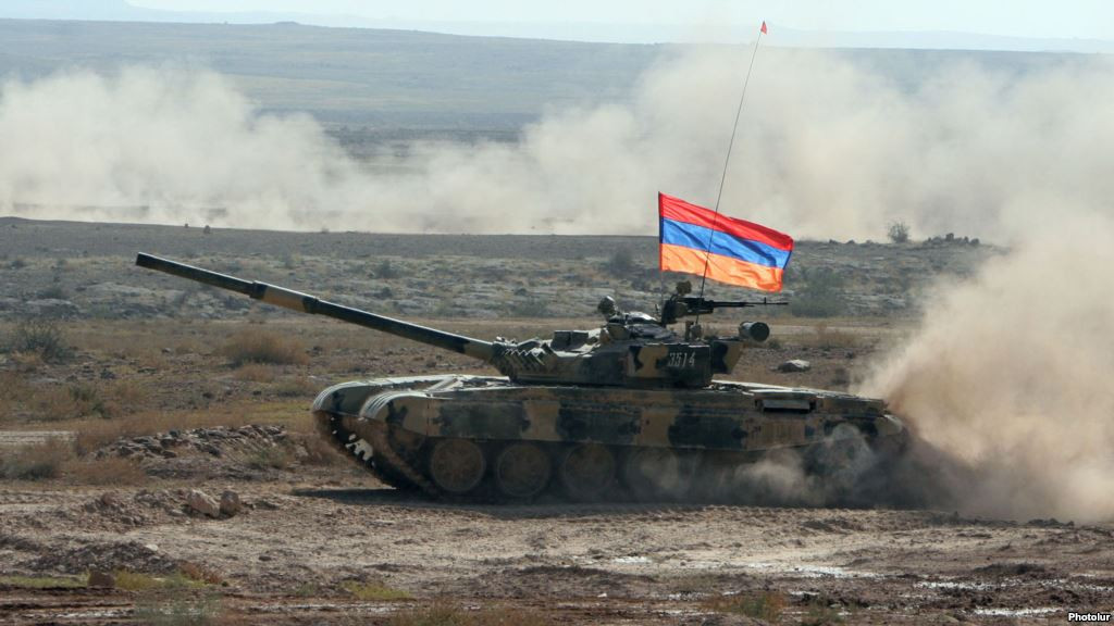Có một điều thú vị là chỉ sau một ngày, số lượng T-90 mà Armenia đột ngột tăng lên gấp 3 lần, chỉ từ một chiếc ban đầu nay đã sử hữu đến ba chiếc. Điều trớ trêu ở đây lại không phải là Armenia nhập khẩu mới các xe tăng tiên tiến từ Nga mà lại là bắt sống được chúng từ chính tay đối phương Azerbaijan, tạo ra một tiền lệ cực kỳ hiếm có. Ảnh: Xe tăng T-72 của quân đội Armenia.