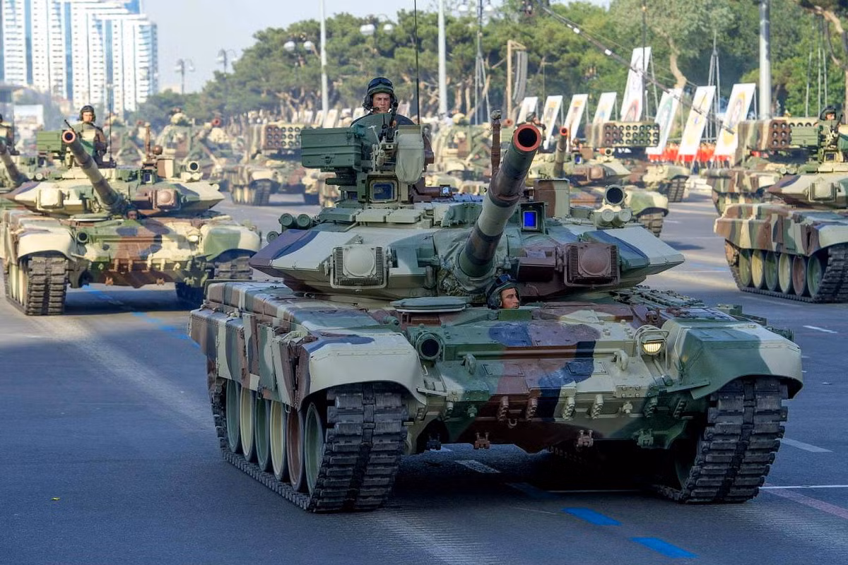 T-90S hiện nay đang là mẫu xe tăng cực kỳ được ưu chuộng khi đã gia nhập biên chế quân đội nhiều quốc gia như Ấn Độ, Iraq, Việt Nam, Algeria,… với số lượng chế tạo hàng ngàn chiếc. Qua quá trình thực tế chiến đấu tại một số chiến trường như Syria đã cho thấy những chiếc T-90 này hoạt động cực kỳ đáng tin cậy và vụ việc T-90 bị bắt sống lần này có thể nói rằng hoàn toàn là do lỗi của kíp lái. Ảnh: Đội hình T-90S của Azerbaijan duyệt binh.