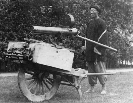 Súng máy Gatling do Trung Quốc sản xuất được gắn trên xe cút kít (hiện thường gọi là xe rùa) độc nhất vô nhị, nên một người có thể vận chuyển nó; đây có thể được mô tả là người đi tiên phong trong việc chế vũ khí "nhái" của Trung Quốc. Ảnh: Súng máy Gatling được Trung Quốc sao chép từ phương Tây - Nguồn: Wikipedia.