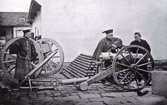 Ngoài ra Cục sản xuất Jinling cũng đã sản xuất "nhái" một loại vũ khí nhiều nòng, loại súng này từng bị nhiều người nhầm lẫn với súng Gatling, nhưng thực chất là một khẩu hỏa lực trung đội Montigny 37 nòng, không phải súng Gatling, thậm chí không thể được coi là một khẩu súng máy thực sự. Ảnh: Khẩu Montigny 37 - Nguồn: Wikipedia.