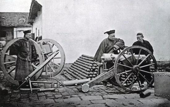 Ngoài ra Cục sản xuất Jinling cũng đã sản xuất "nhái" một loại vũ khí nhiều nòng, loại súng này từng bị nhiều người nhầm lẫn với súng Gatling, nhưng thực chất là một khẩu hỏa lực trung đội Montigny 37 nòng, không phải súng Gatling, thậm chí không thể được coi là một khẩu súng máy thực sự. Ảnh: Khẩu Montigny 37 - Nguồn: Wikipedia.