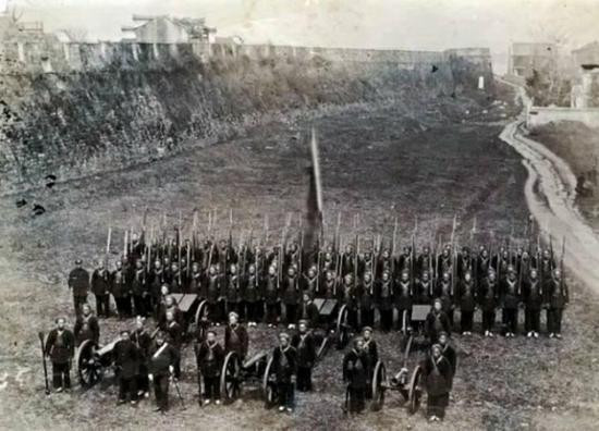 Để nhanh chóng thay đổi các loại vũ khí "năm cha - ba mẹ" trong Quân đội nhà Thanh khi đó, Lý Hồng Chương đã chỉ đạo Cục chế tạo Giang Nam kết hợp thiết kế của 2 mẫu súng trường Manlyxia và Mauser, để cho ra đời loại súng trường Quieli của Trung Quốc. Ảnh: Quân đội nhà Thanh với súng trường Mauser 1871 - Nguồn: Wikipedia.