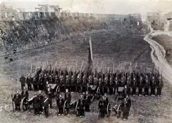 Để nhanh chóng thay đổi các loại vũ khí "năm cha - ba mẹ" trong Quân đội nhà Thanh khi đó, Lý Hồng Chương đã chỉ đạo Cục chế tạo Giang Nam kết hợp thiết kế của 2 mẫu súng trường Manlyxia và Mauser, để cho ra đời loại súng trường Quieli của Trung Quốc. Ảnh: Quân đội nhà Thanh với súng trường Mauser 1871 - Nguồn: Wikipedia.