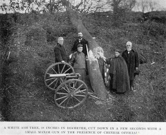 Vào năm 1884, Cục máy móc Kim Lăng của triều đình nhà Thanh bắt đầu "sao chép" súng máy Gatling, và trang bị rộng cho quân đội nước này. Điều thú vị là những món đồ nhái này đã được cải tiến với những đặc điểm rất riêng của Trung Quốc. Ảnh: Quân đội nhà Thanh với thử nghiệm súng máy Gatling - Nguồn: Wikipedia.