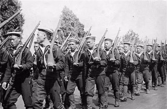 Trong tài liệu của Bộ tham mưu liên quân của Mỹ khi đó đánh giá, sức mạnh quân sự của Quân đội Nhà Thanh đứng trong top ba thế giới, các quan đại thần nhà Thanh cũng tự hào về điều đó, từng viết trong bia kỷ niệm: "Thời nhà Thanh có rất nhiều súng ống hiện đại". Ảnh: Hải quân nhà Thanh trên tàu chiến Haiqi, tất cả đều dùng súng trường Mauser - Nguồn: Wikipedia.