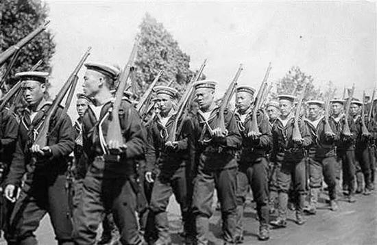 Trong tài liệu của Bộ tham mưu liên quân của Mỹ khi đó đánh giá, sức mạnh quân sự của Quân đội Nhà Thanh đứng trong top ba thế giới, các quan đại thần nhà Thanh cũng tự hào về điều đó, từng viết trong bia kỷ niệm: "Thời nhà Thanh có rất nhiều súng ống hiện đại". Ảnh: Hải quân nhà Thanh trên tàu chiến Haiqi, tất cả đều dùng súng trường Mauser - Nguồn: Wikipedia.