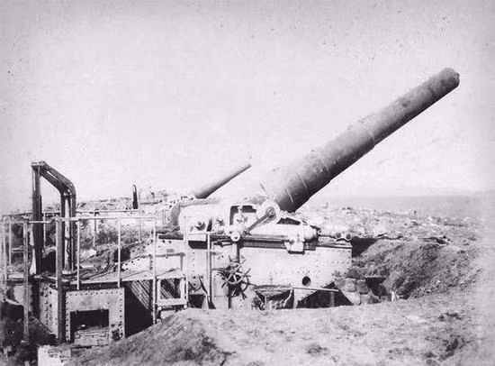 Nguyên nhân thất bại là do chính con người, chứ không phải do vũ khí quyết định kết quả của một cuộc chiến tranh. Huấn luyện quân đội, yếu tố tinh thần và biên chế tổ chức đều có ảnh hưởng lớn đến kết quả chiến đấu. Mặc dù thời nhà Thanh, được trang bị nhiều vũ khí tối tân, nhưng chất lượng tổng thể của binh lính còn kém xa so với trình độ chỉ huy của các sĩ quan. Ảnh: Pháo hạng nặng còn nguyên vẹn, bị quân Thanh bỏ rơi trong trận chiến với quân Nhật - Nguồn: Wikipedia.